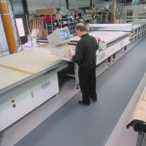 Arbeitsplatzbodenbelag aus Vinyl - Mattenware gerillt - Farbe grau - Breite 600 / 910 /1220 mm - Höhe 9 mm 