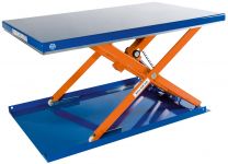 Flachform-Hubtisch, Traglast 600 kg, geschlossene Tischplatte LxB 1500x900 mm, Nutzhub 720 mm, mit Hand-Bedienelement, Motor 400 V / 0,75 kW