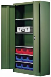 Flügeltürenschrank, BxTxH 950x420x1950 mm, RAL 6011 resedagrün, Fachlast 80 kg, mit Kästen: 4xGr. 3z rot, 8xGr. 3z blau
