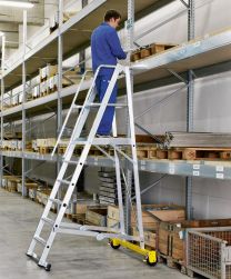 Zarges Fahrbare Aluminium-Plattformleiter, klappbar, dreiseitiges Geländer, Podesthöhe ohne Geländer 1 m, 4 Stufen, 41201
