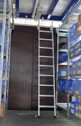 Aluminium-Regalleiter für Doppelregal - seitl. verschiebbar - 80 mm tiefe Stufen, - Stufenabst. 235 mm - 20 Grad - Höhe: 1,5 m - 2,91 m